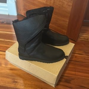 NIB Alba Uggs size 7